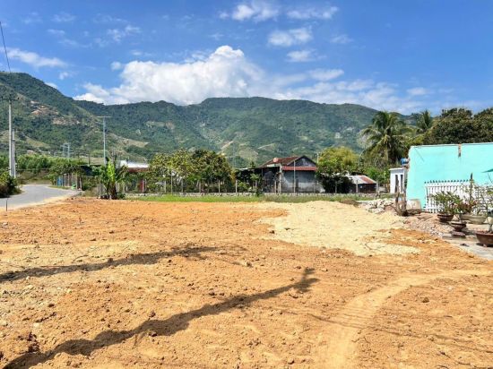 LÔ GÓC 2 MẶT TIỀN ĐƯỜNG NHỰA – HÀNG HIẾM SUỐI CÁT